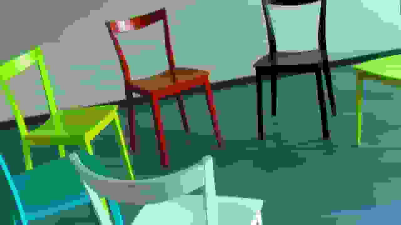 Cercle de chaises vides de différentes couleurs