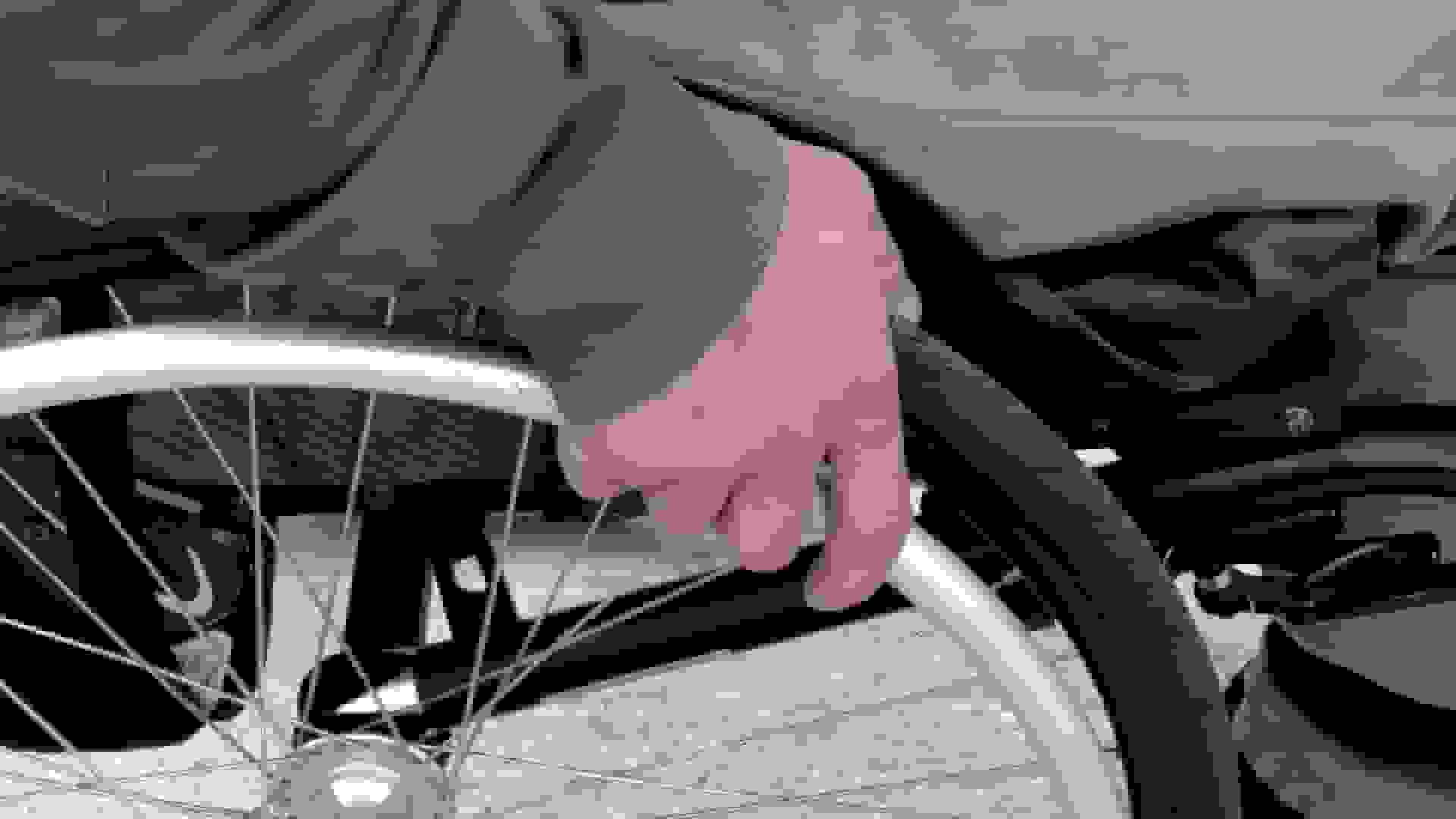 Photo d'une main tenant la main courante d'un fauteuil roulant et sur le point de le propulser