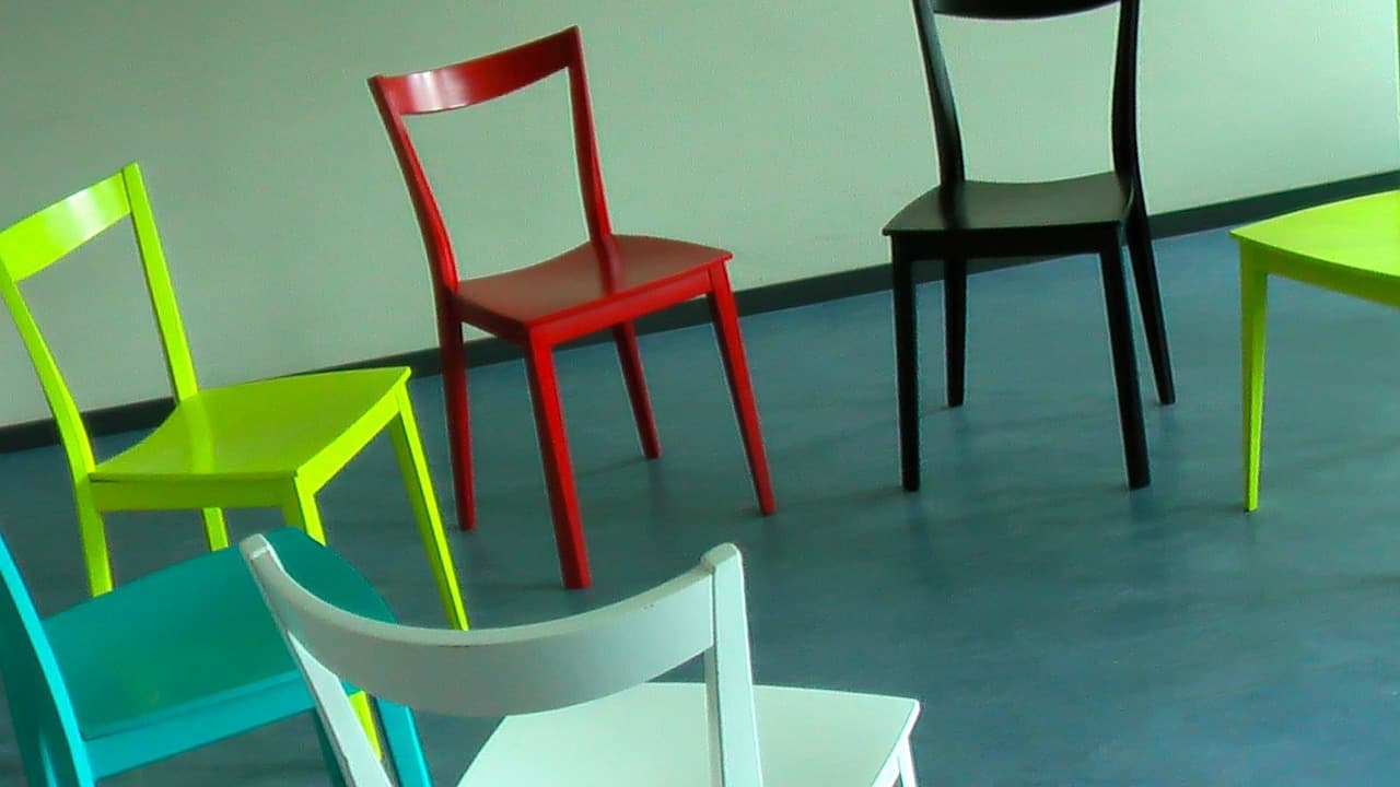 Cercle de chaises vides de différentes couleurs